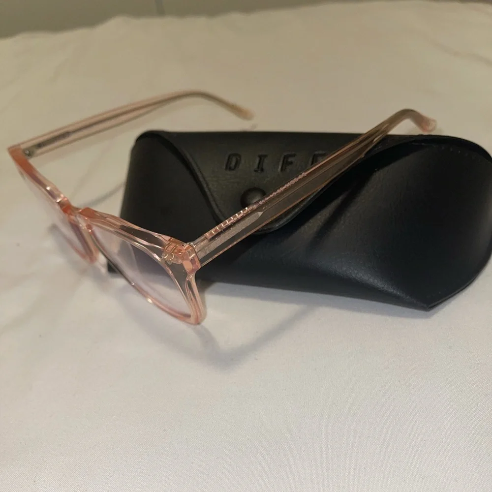Diff Eyewear Women's Translucent Pink Round Square Glasses with Black Case